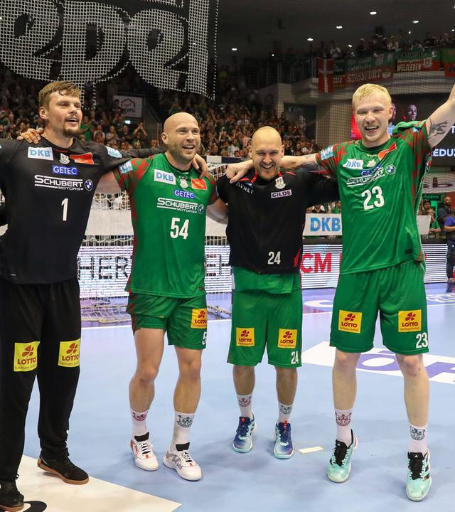 Handballspieler des SC Magdeburg jubeln als frisch gebackene deutsche Meister am 21.05.2026.
