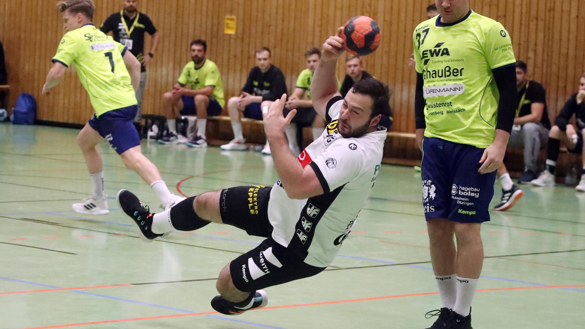 Handballer Sebastian Pollich (links am Ball) spielte in der Regionallliga für HSG Ostfildern. Bei der Klub-WM 2025 trifft er für den US-Klub California Eagles an.