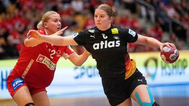 Handball-Nationalspielerin Nina Engel (r.) im Zweikampf mit der Dänin Michala Moeller 