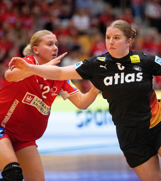 Handball-Nationalspielerin Nina Engel (r.) im Zweikampf mit der Dänin Michala Moeller 