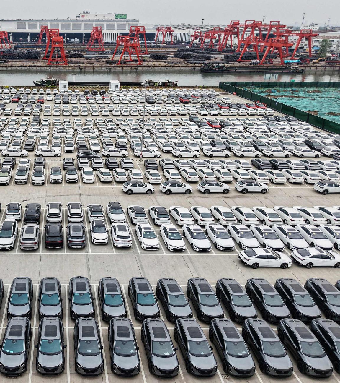 Archiv: Elektrofahrzeuge für den Export sind am 2. 4. 2025 in einem Hafen in Hangzhou