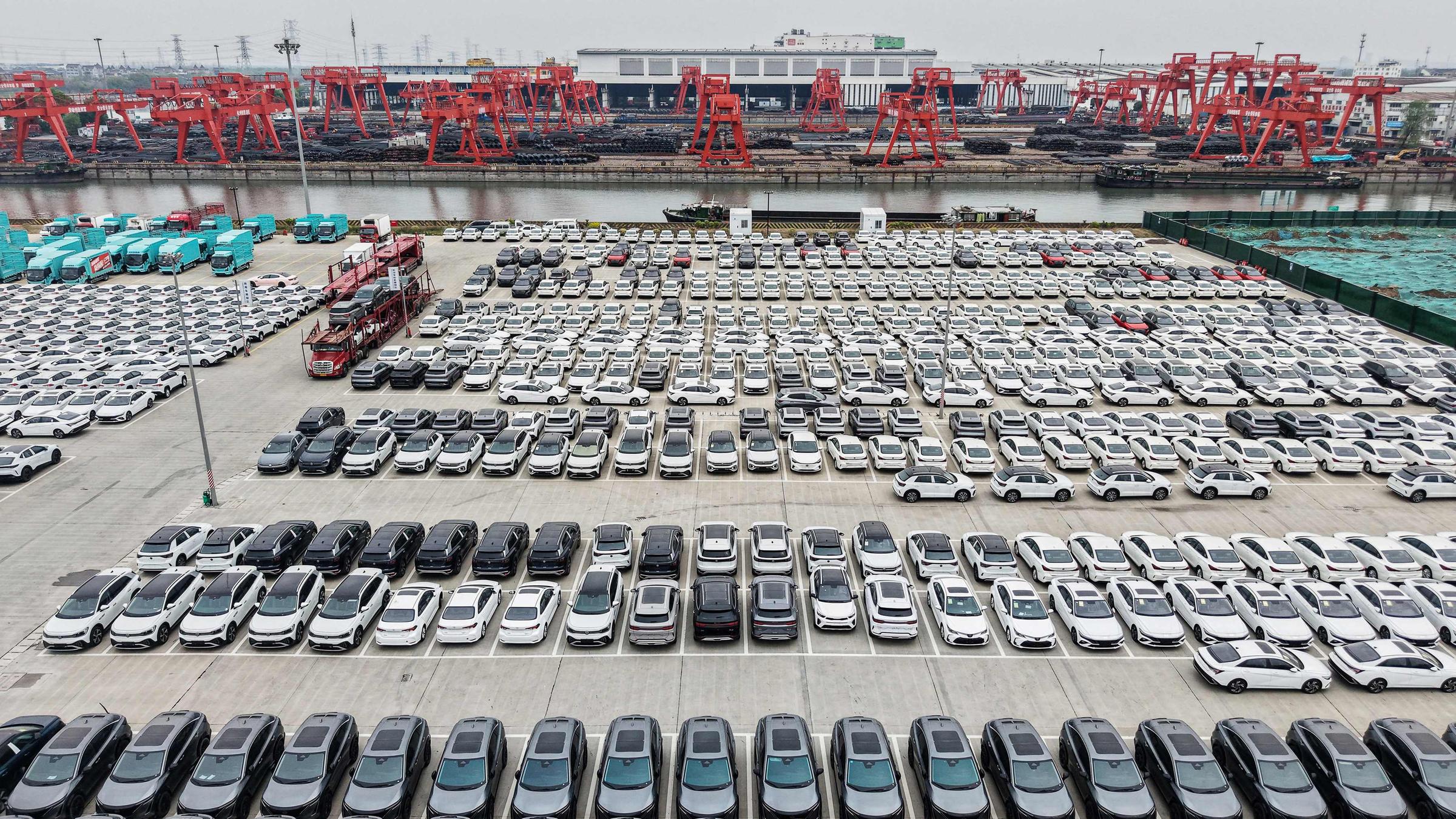 Archiv: Elektrofahrzeuge für den Export sind am 2. 4. 2025 in einem Hafen in Hangzhou
