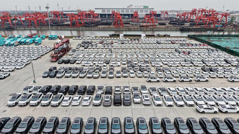 Archiv: Elektrofahrzeuge für den Export sind am 2. 4. 2025 in einem Hafen in Hangzhou