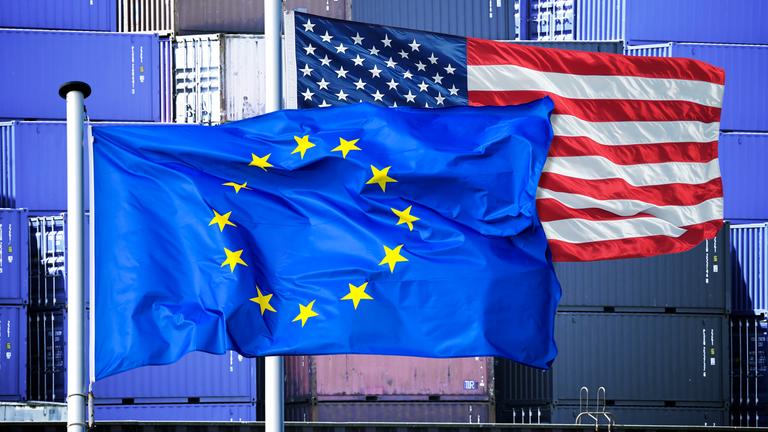 Weil die USA einen neuen Basiszoll von 15 Prozent verhängt haben, will die EU nun das Handelsabkommen mit den USA pausieren. Die Wirtschaft reagiert verunsichert.