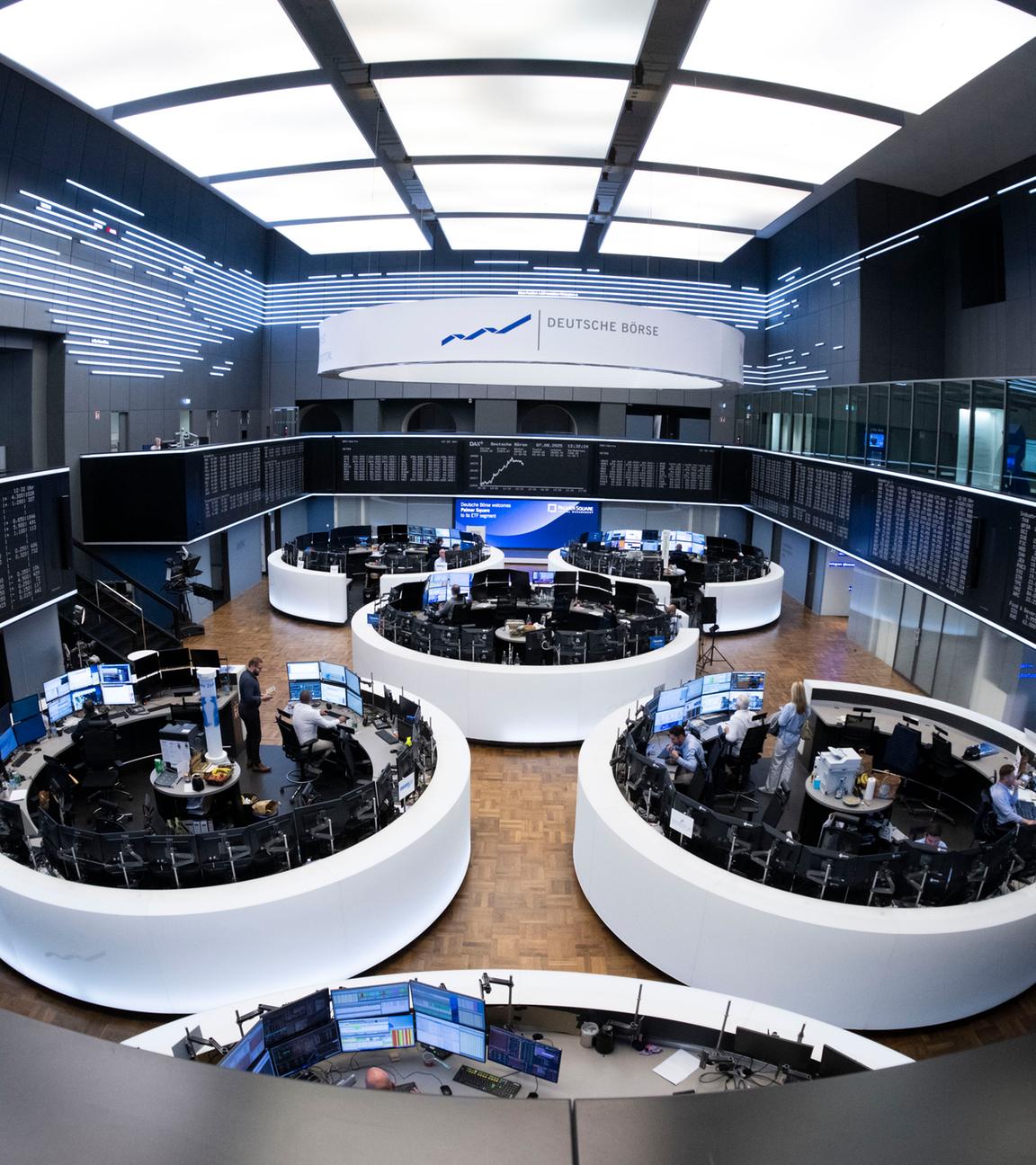 Symbolbild: Händler beobachten auf dem Börsenparkett in Frankfurt auf ihren Monitoren die Kurse. 