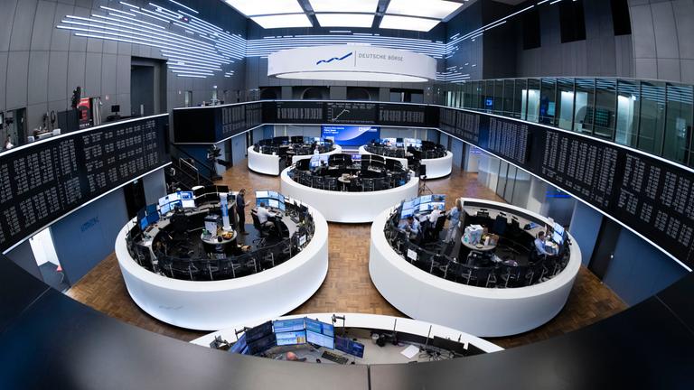 Symbolbild: Händler beobachten auf dem Börsenparkett in Frankfurt auf ihren Monitoren die Kurse. 