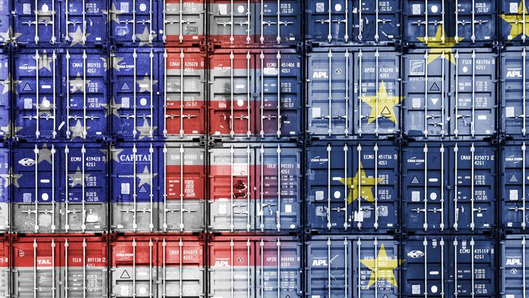 Gestapelte Container in den Farben von den USA und der EU