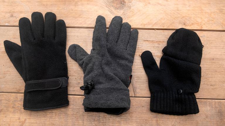 Drei Handschuhe für den Winter aus verschiedenen Materialien wie Softshell oder Thinsulate.