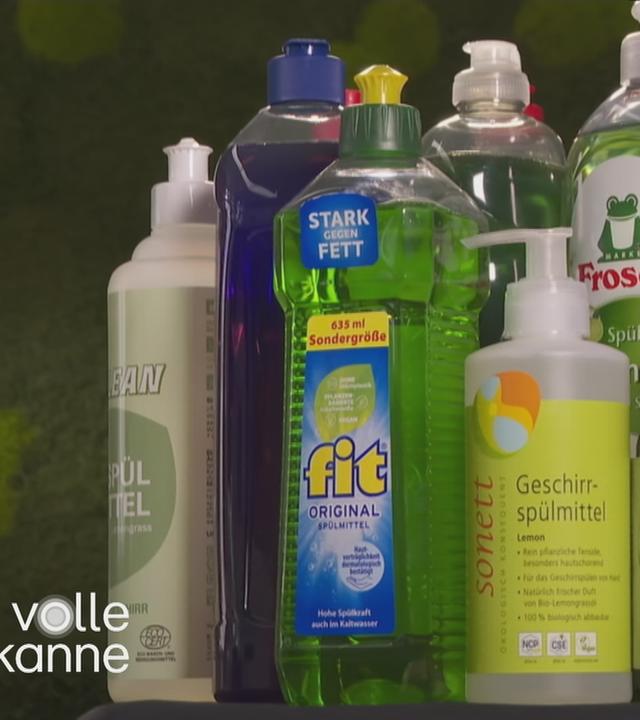 Verschiedene Spülmittel auf einem Tisch