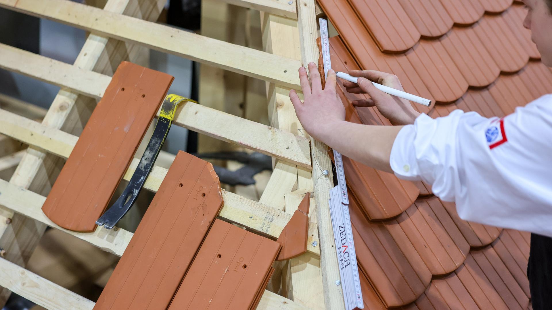  Leipzig: Ein angehender Dachdecker zeichnet einen Dachziegel auf der Messe «Handwerk live». Am gleichen Tag findet hier das Handwerksforum Ost zum Thema «Nachwuchs- und Fachkräftemangel im Handwerk - Was ist zu tun?» statt.