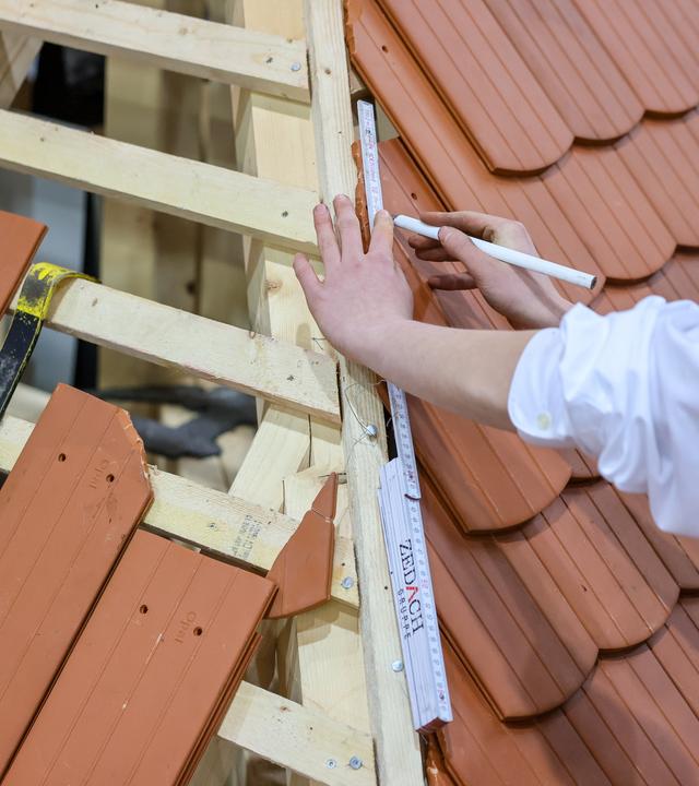  Leipzig: Ein angehender Dachdecker zeichnet einen Dachziegel auf der Messe «Handwerk live». Am gleichen Tag findet hier das Handwerksforum Ost zum Thema «Nachwuchs- und Fachkräftemangel im Handwerk - Was ist zu tun?» statt.