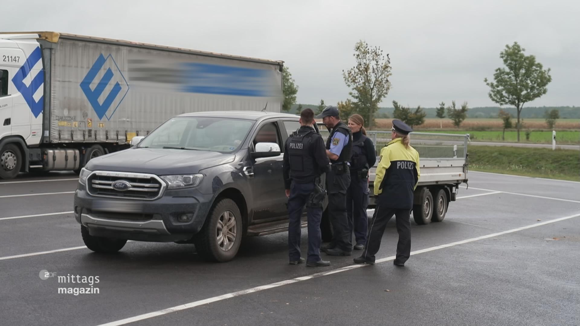 Polizeibeamte kontrollieren einen Autofahrer