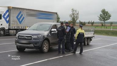 Polizeibeamte kontrollieren einen Autofahrer