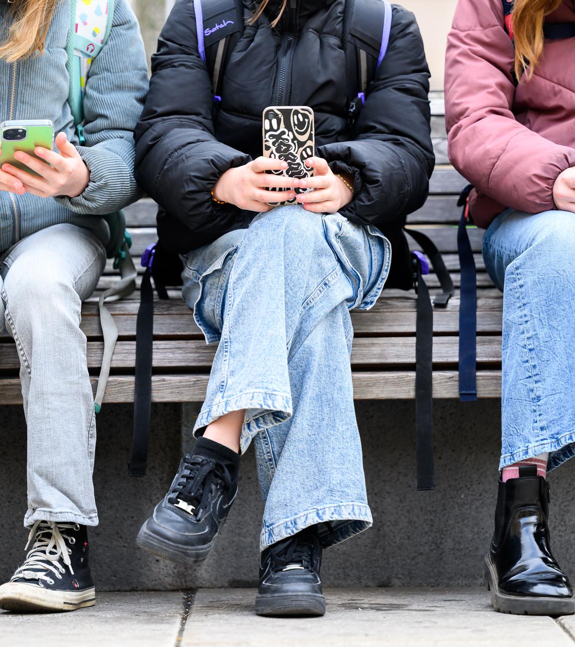Schüler mit Handys