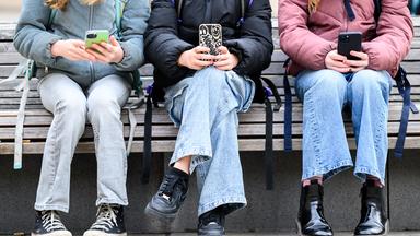 Schüler mit Handys