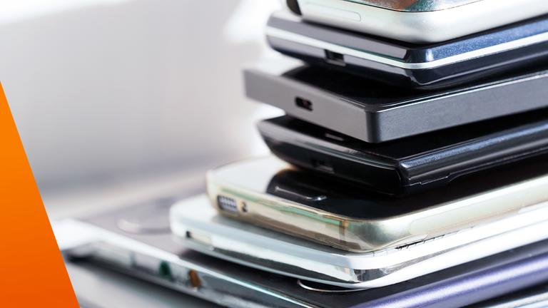 Mehrere Handys liegen übereinander