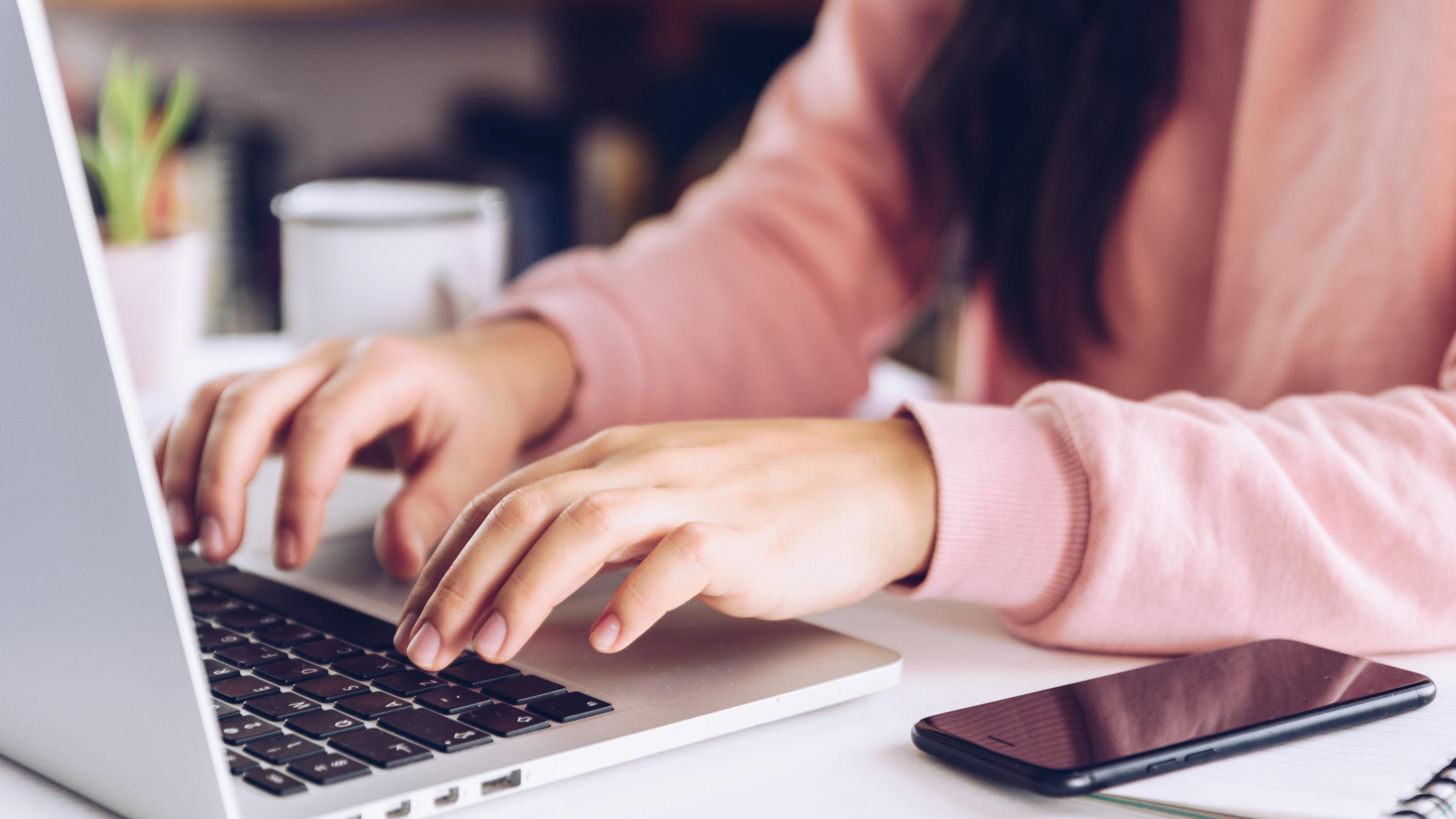Eine Frau arbeitet an ihrem Laptop