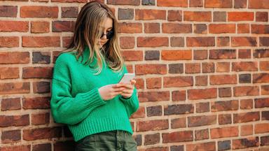 Teenager am Handy