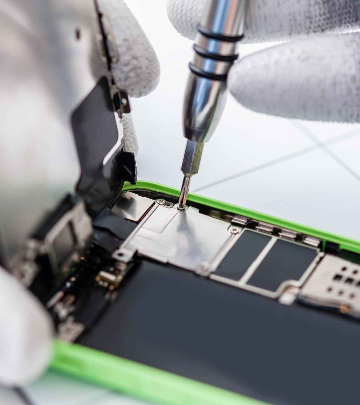 Ein Smartphone wird repariert