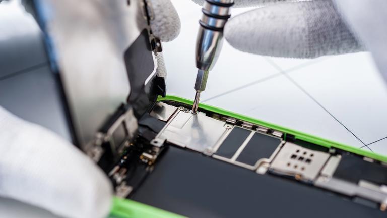 Ein Smartphone wird repariert