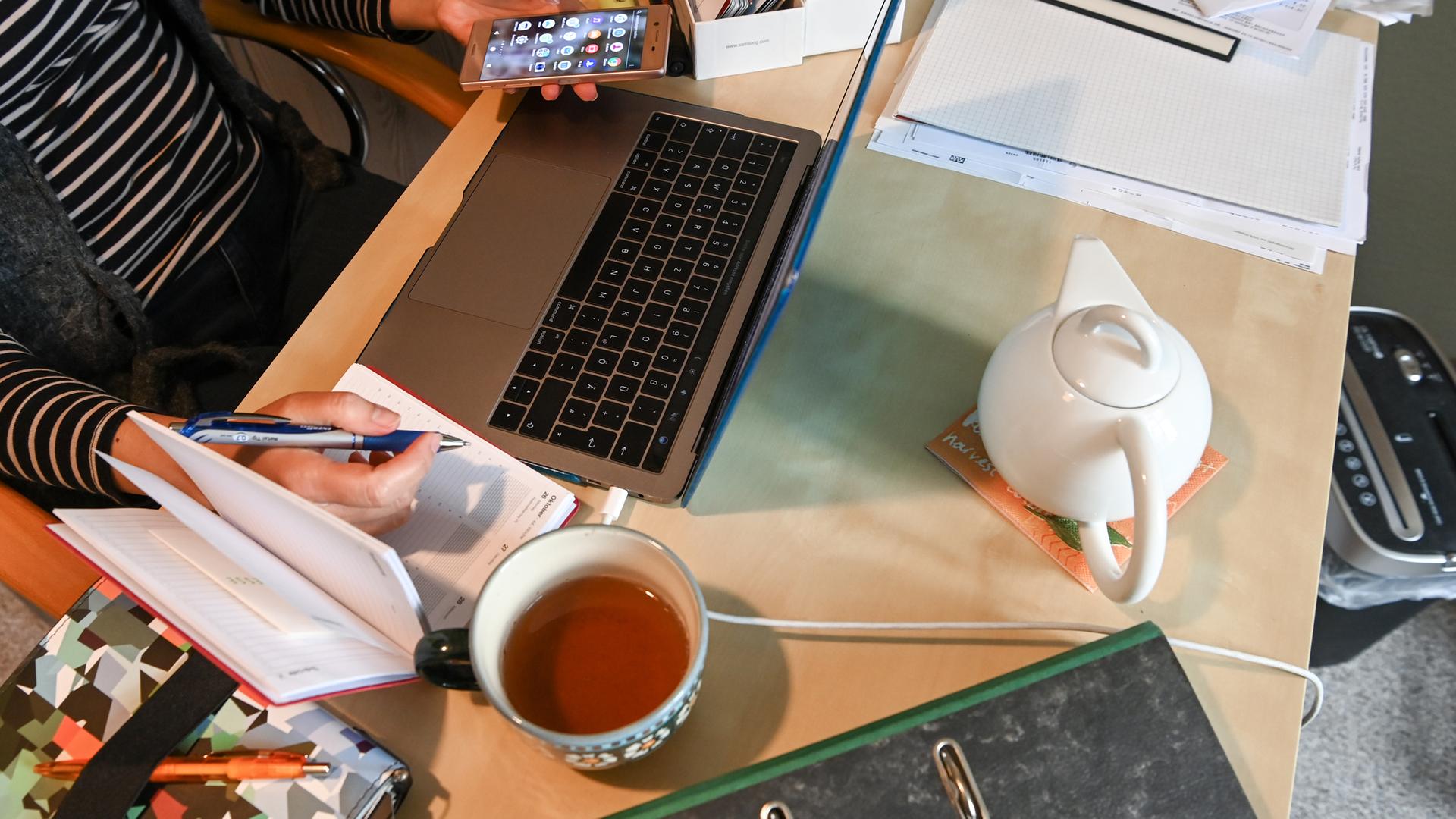 Eine Frau arbeitet im Homeoffice.