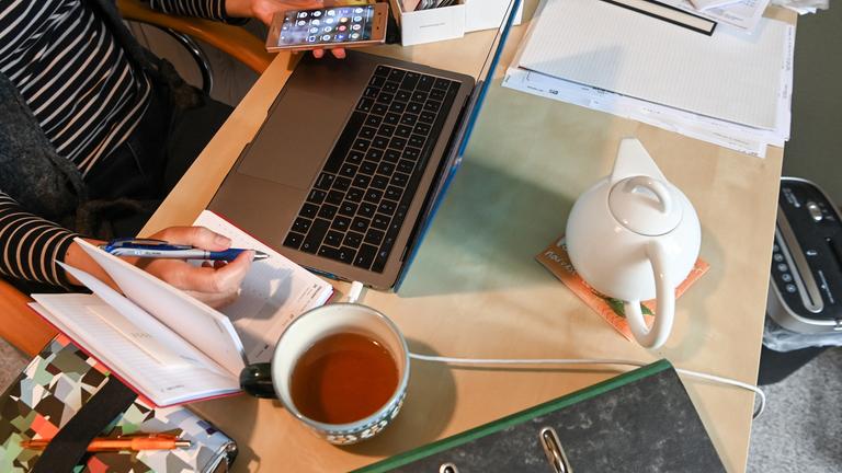 Eine Frau arbeitet im Homeoffice.