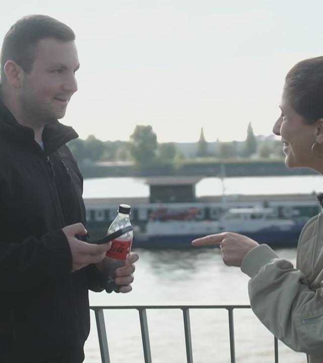 Ein Mann hält ein Handy in seiner Hand