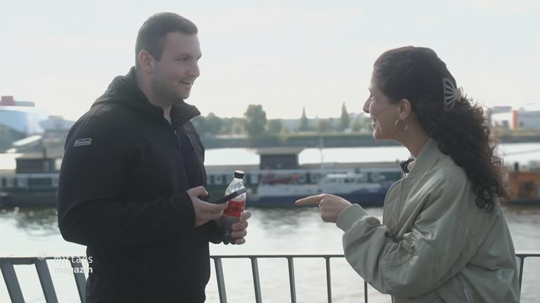 Ein Mann hält ein Handy in seiner Hand