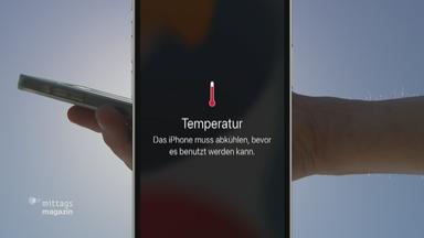 Auf einem Iphone ist eine Warnung, dass das Handy abgekühlt werden muss 