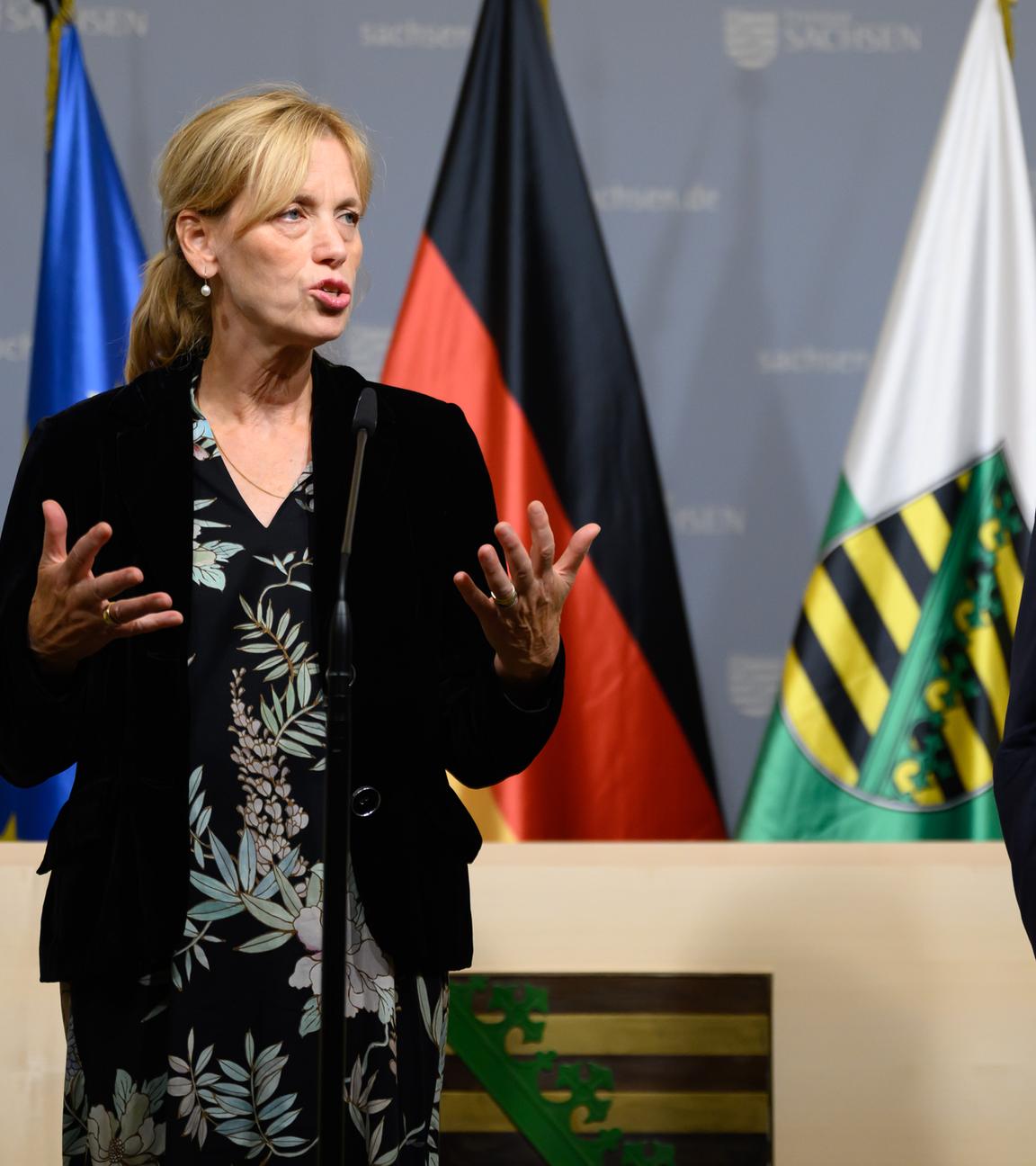 Links redet Bildungsministerin Prien. Neben ihr steht der sächsische Ministerpräsident Kretschmer.