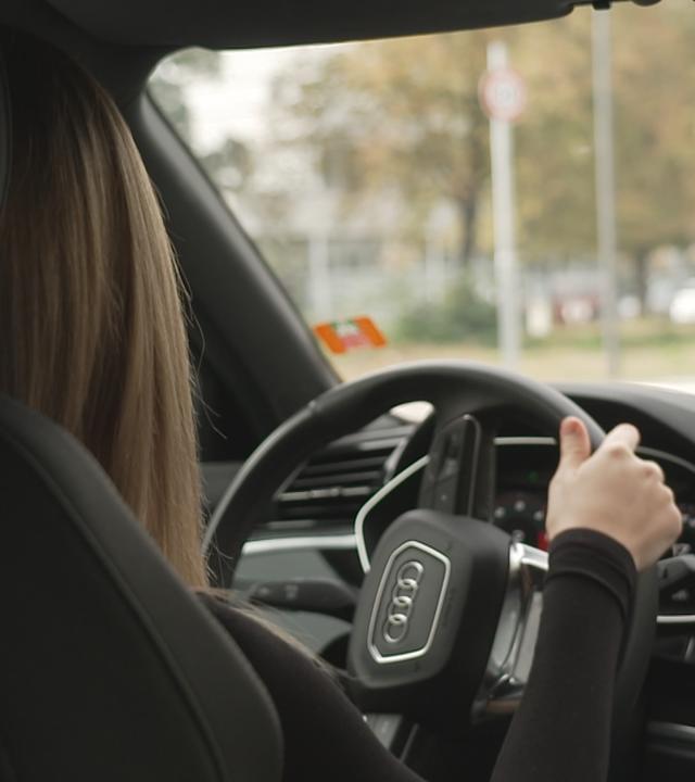 Frau beim Autofahren