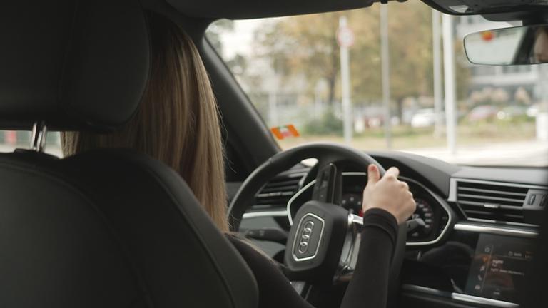 Frau beim Autofahren