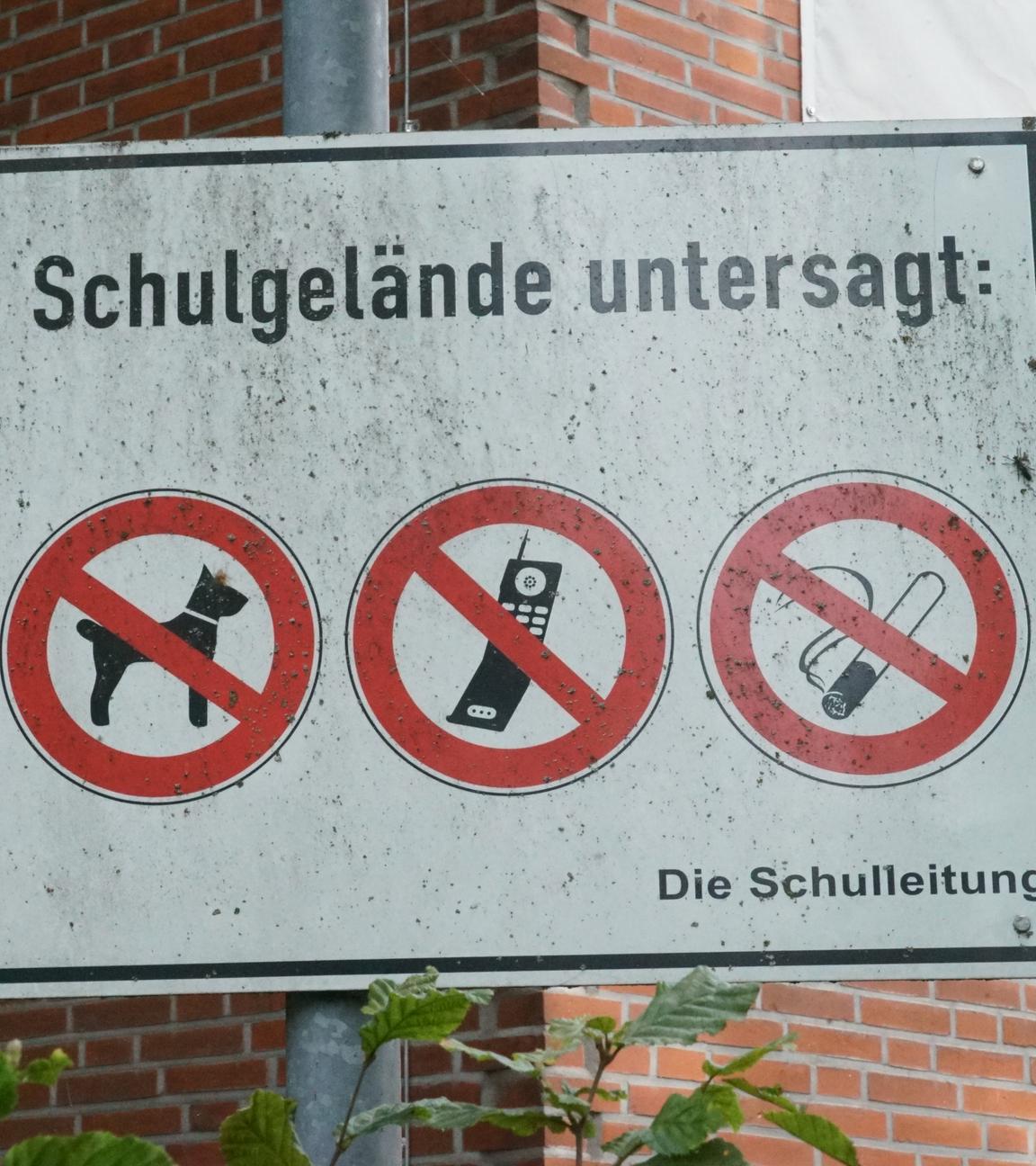 Hinweisschild an einer Schule in Hamburg Horn zeigt unter anderem ein Handyverbot