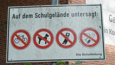 Hinweisschild an einer Schule in Hamburg Horn zeigt unter anderem ein Handyverbot