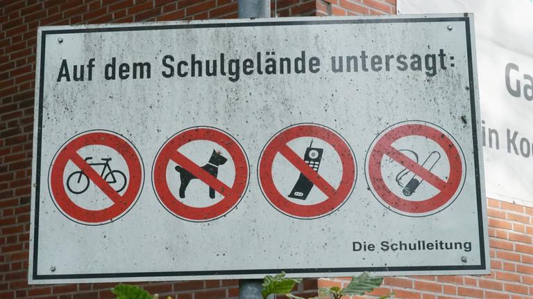 Hinweisschild an einer Schule in Hamburg Horn zeigt unter anderem ein Handyverbot