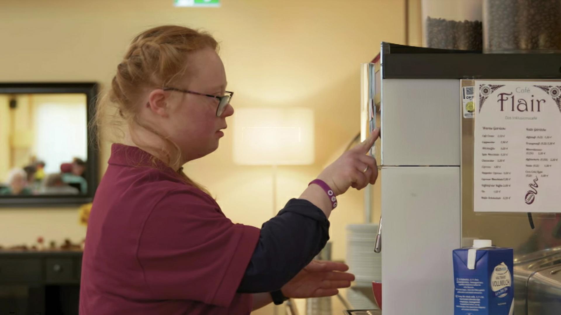 Hanna Gaub an Kaffeemaschine