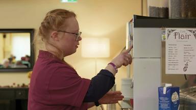 Hanna Gaub an Kaffeemaschine