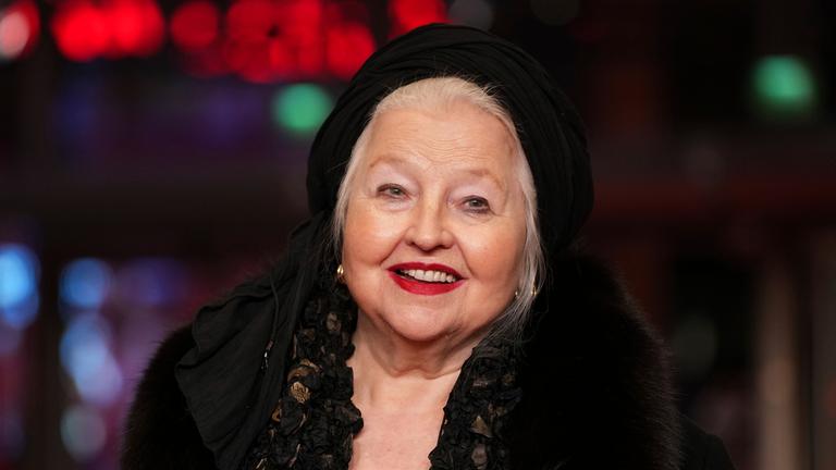 Schauspielerin Hanna Schygulla auf dem roten Teppich der Berlinale.