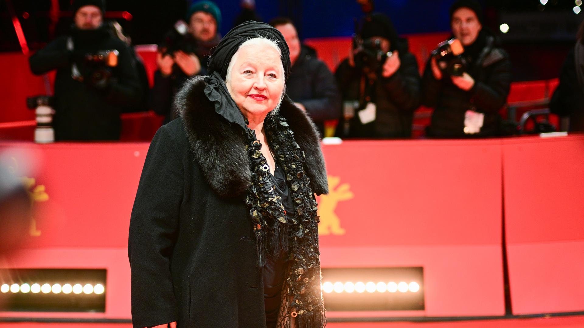 Schauspielerin Hanna Schygulla auf dem roten Teppich der Berlinale.