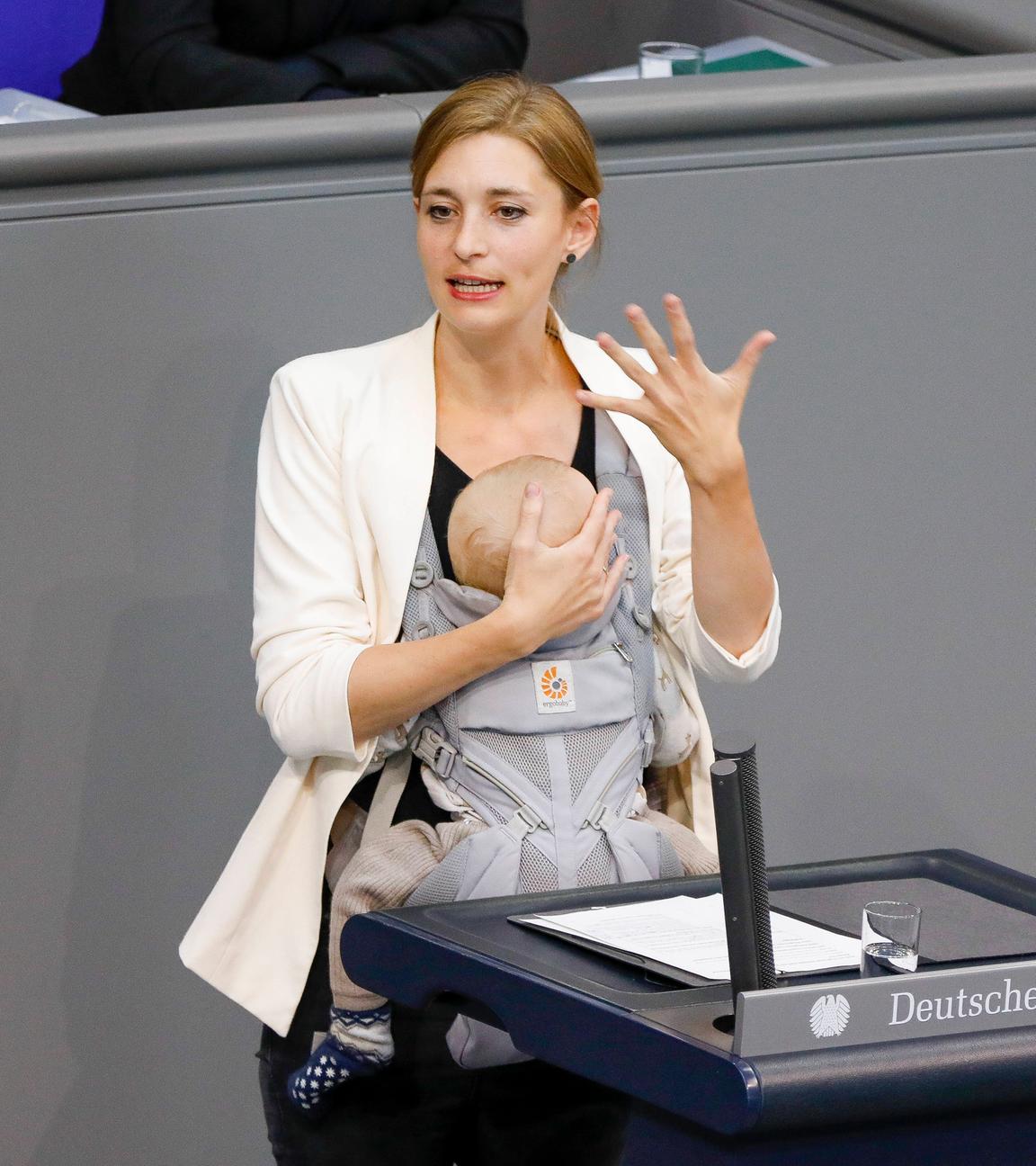 Hanna Steinmüller, hält eine Rede mit Baby in der Tragetasche am 23.09.2025 im Bundestag