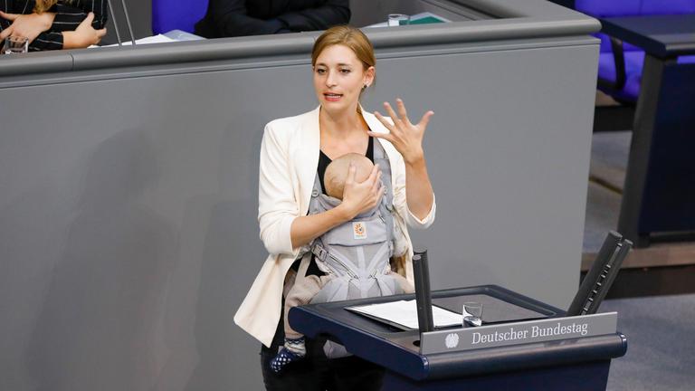 Hanna Steinmüller, hält eine Rede mit Baby in der Tragetasche am 23.09.2025 im Bundestag