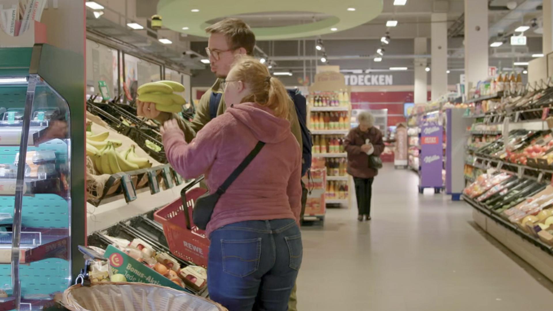 Hanna und Silas Gaub einkaufen zu zweit