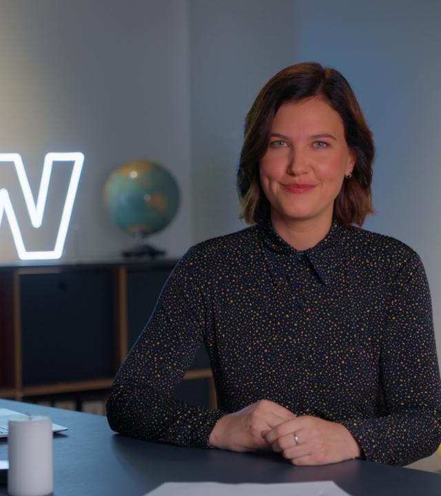 ZDF-Wirtschaftsexpertin Hanna Zimmermann im Studio von "WISO - Wirtschaft erklärt"