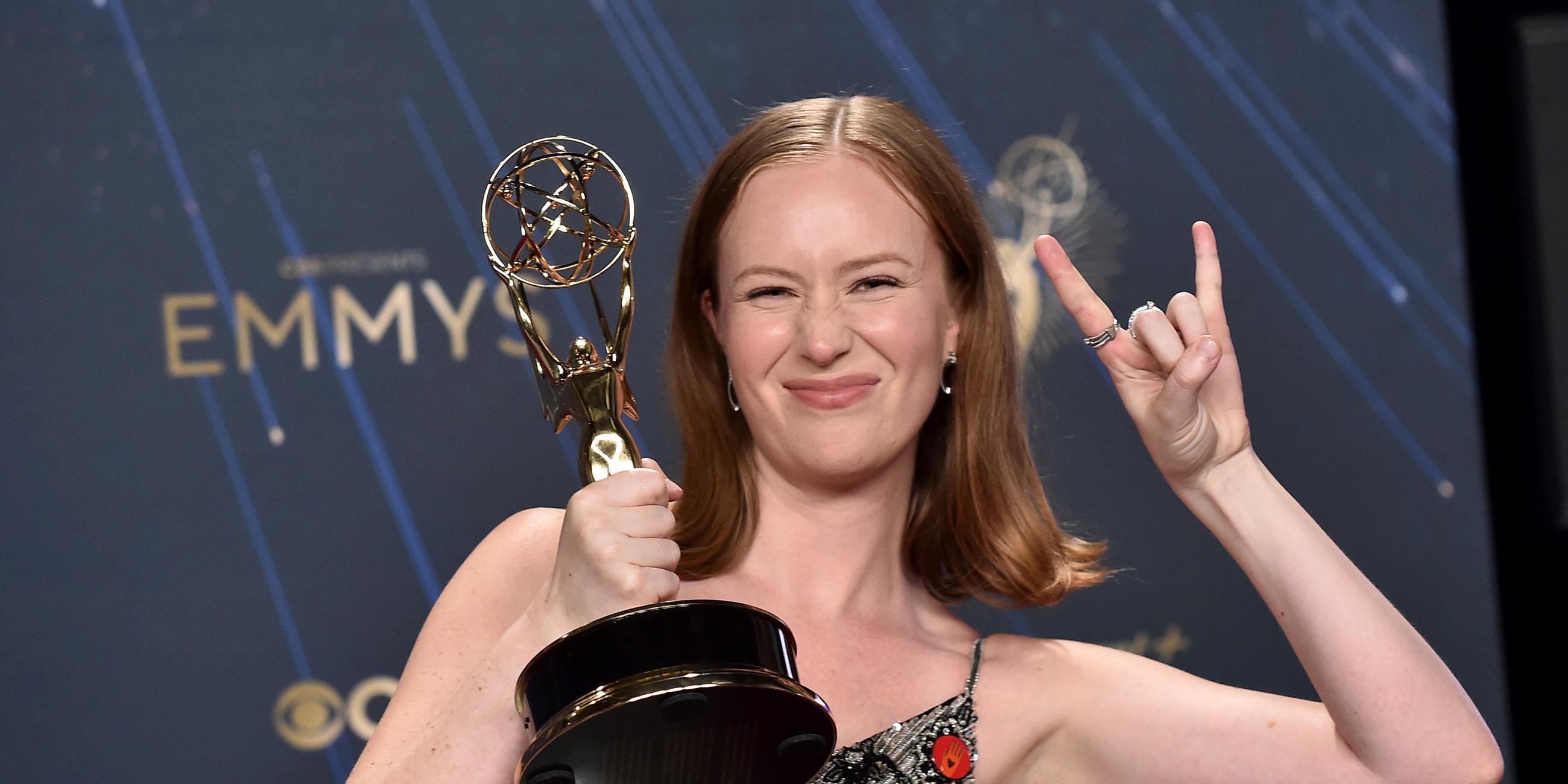 Hannah Einbinder hält ihren Emmy in die Kamera.