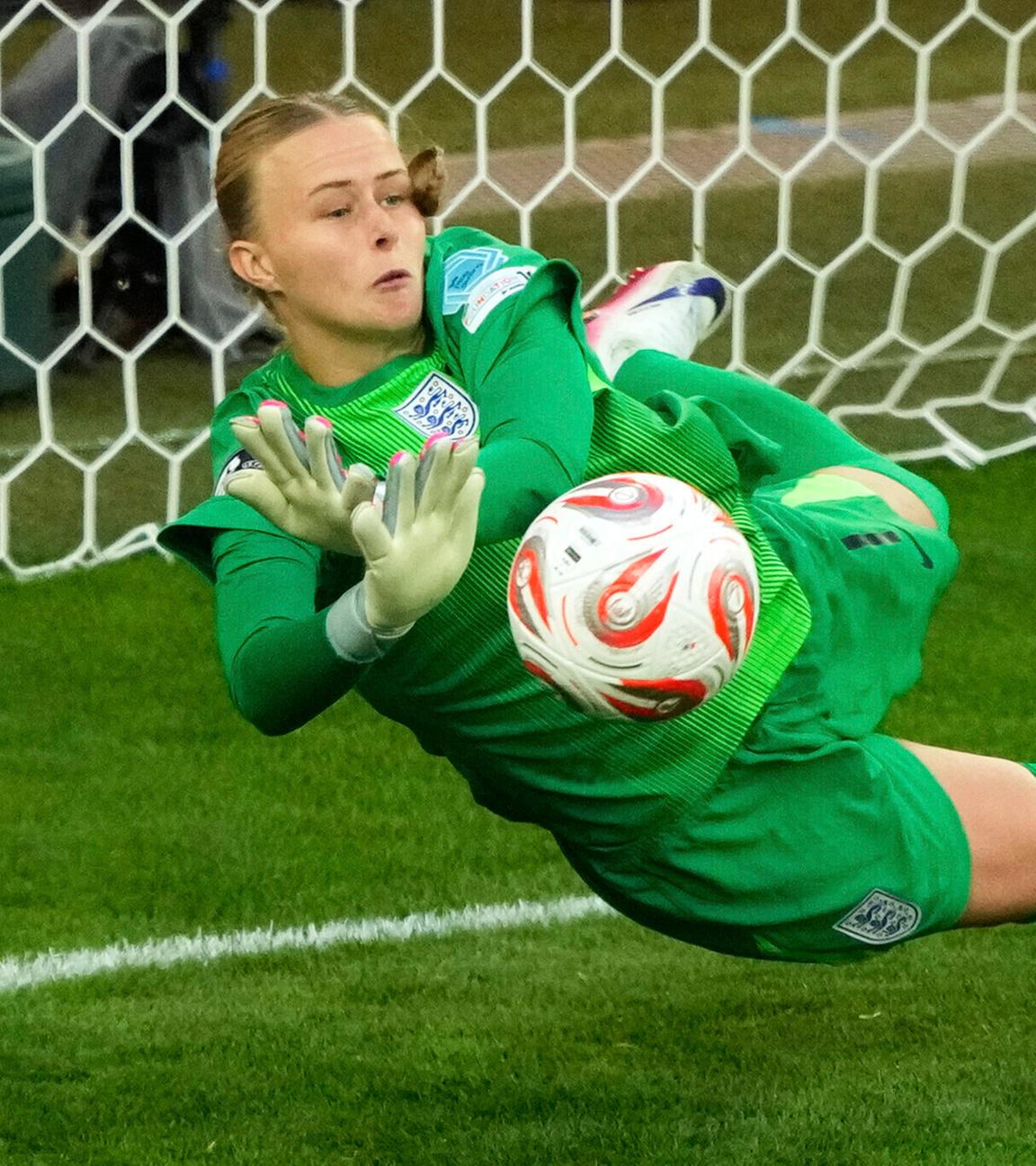 Englands Torhüterin Hannah Hampton hält im Frauen-Fußball-EM-Finale am 27. Juli 2025 den Schuss von Aitana Bonmati.