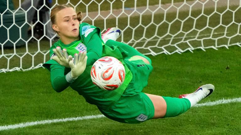 Englands Torhüterin Hannah Hampton hält im Frauen-Fußball-EM-Finale am 27. Juli 2025 den Schuss von Aitana Bonmati.
