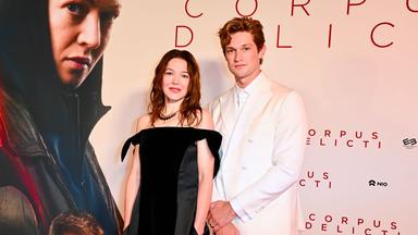 Auf dem Bild zu sehen sind die Schauspieler Hannah Herzsprung und Damian Hardung auf der Premiere von Corpus Delicti.