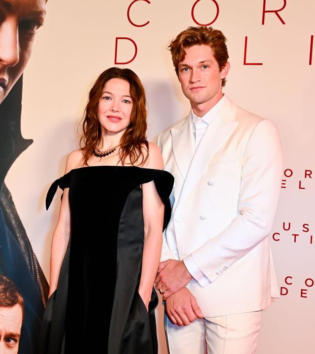 Auf dem Bild zu sehen sind die Schauspieler Hannah Herzsprung und Damian Hardung auf der Premiere von Corpus Delicti.