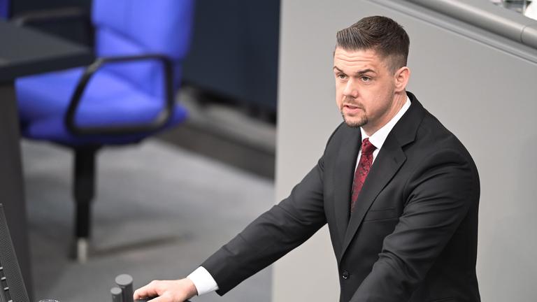 Berlin: Hannes Gnauck, AfD-Politiker, spricht bei einer Plenardebatte zum Nationalen Veteranentag im Bundestag.