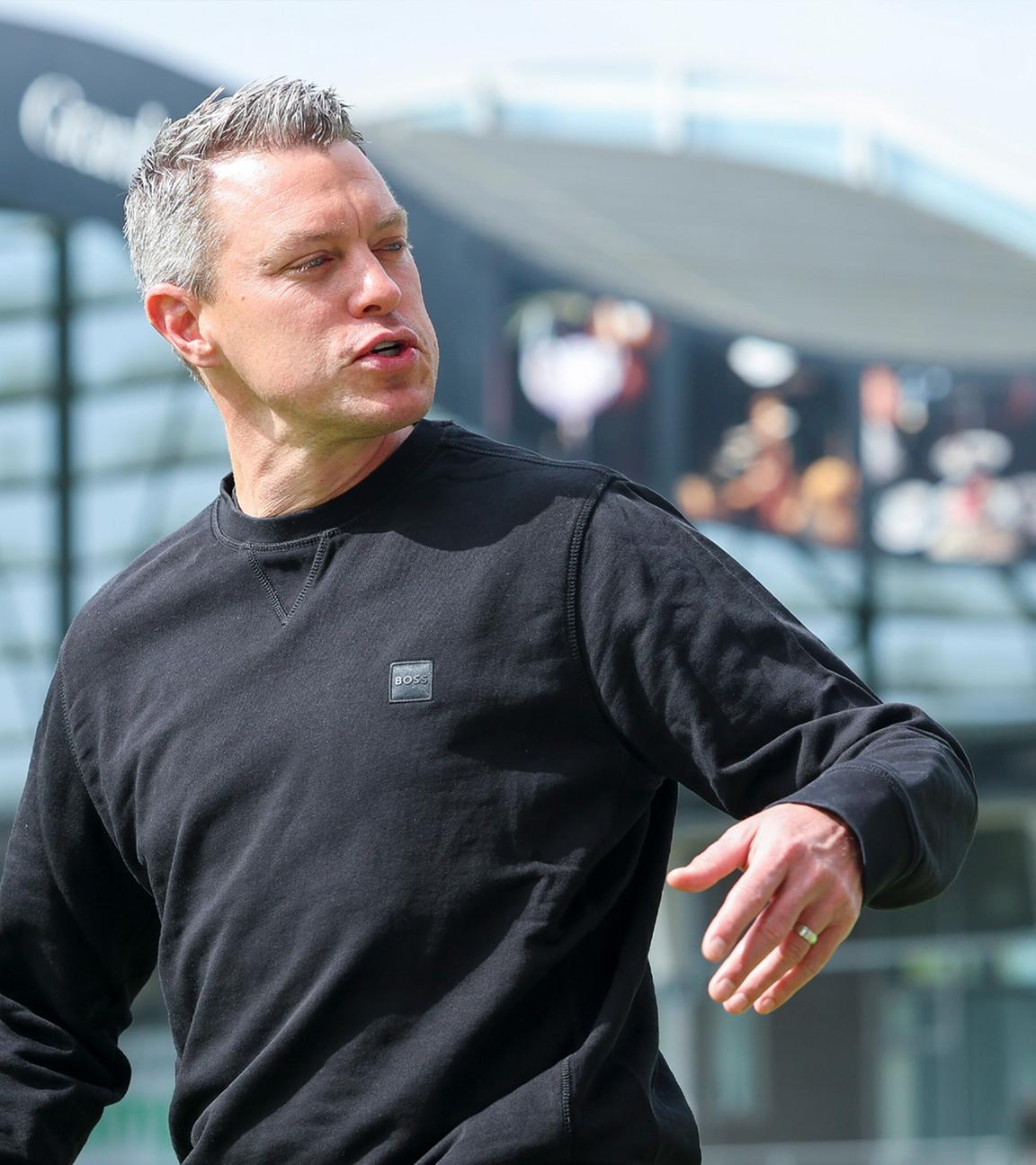 Trainer Hanno Balitsch (Deutschland) gestikuliert während des Freundschaftsspiels der U19 zwischen Dänemark und Deutschland in der Nordstern Arena, Horsens, Dänemark am 14. Mai 2025.